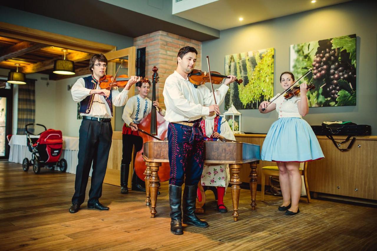 Hotel Lidovy Dum Бженец Екстериор снимка