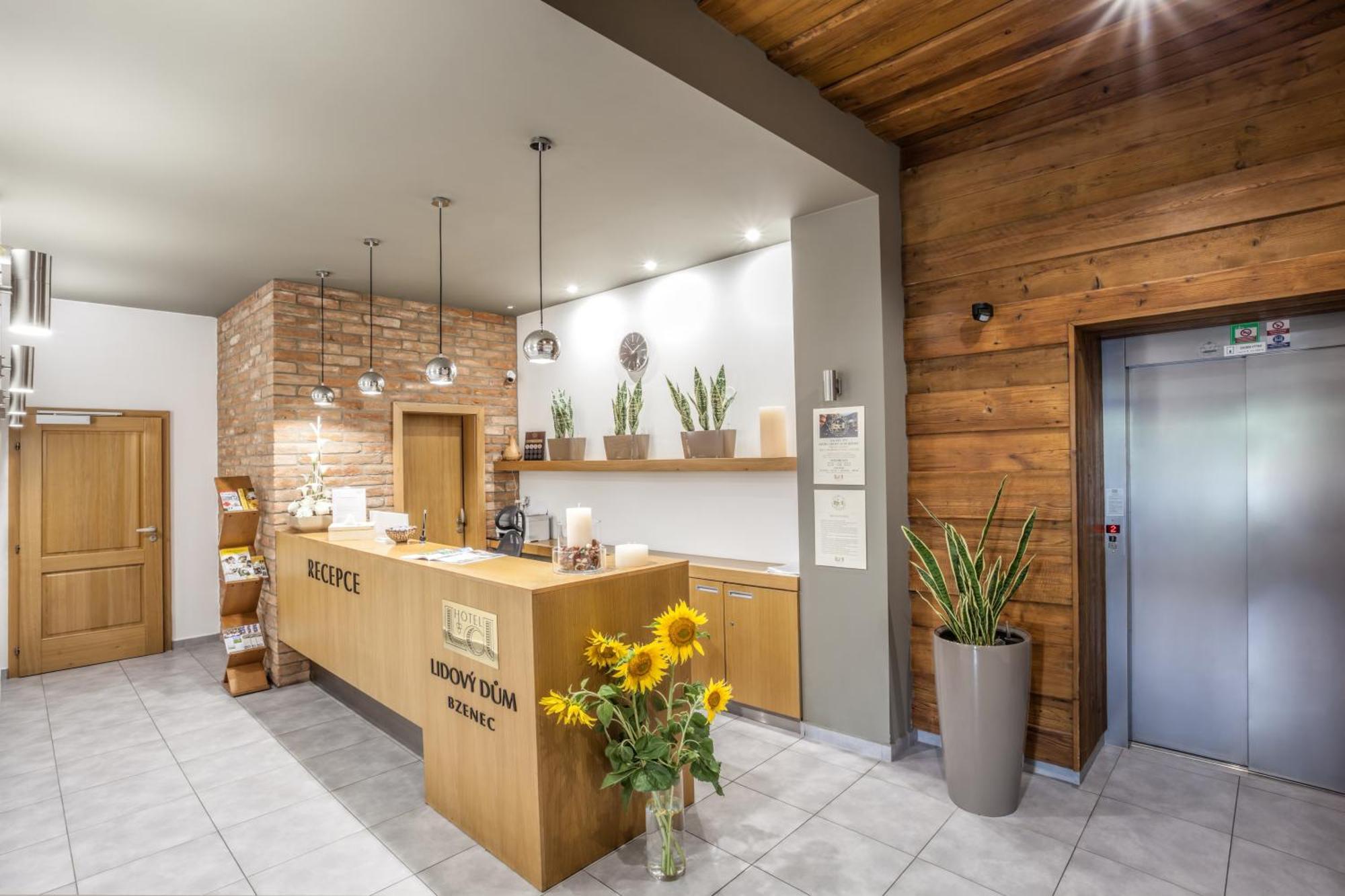 Hotel Lidovy Dum Бженец Екстериор снимка